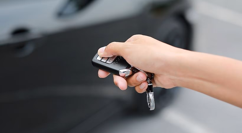 Bagaimana cara menghentikan bunyi alarm mobil?