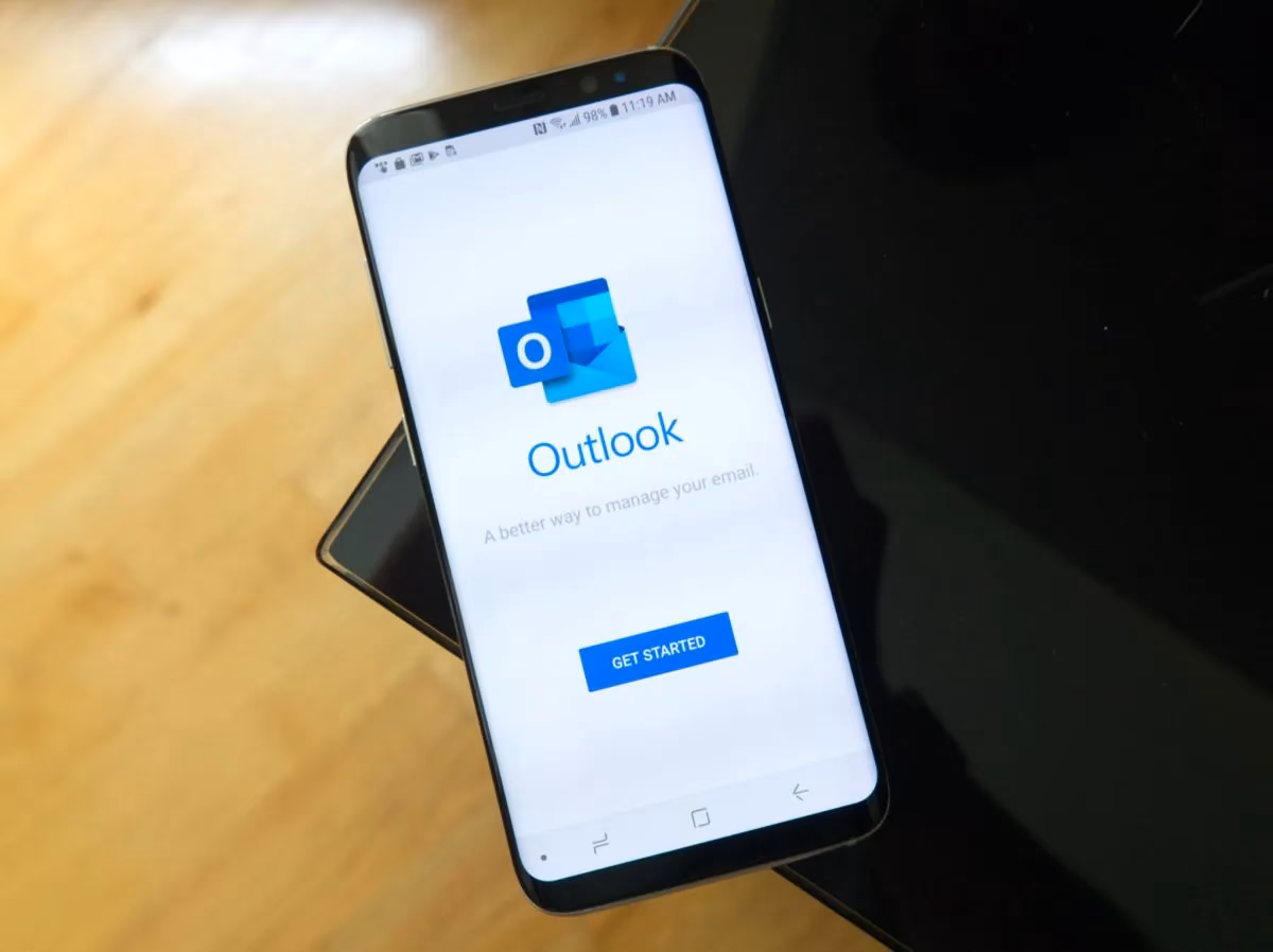 How do I Reset my outlook app if not working on Android?