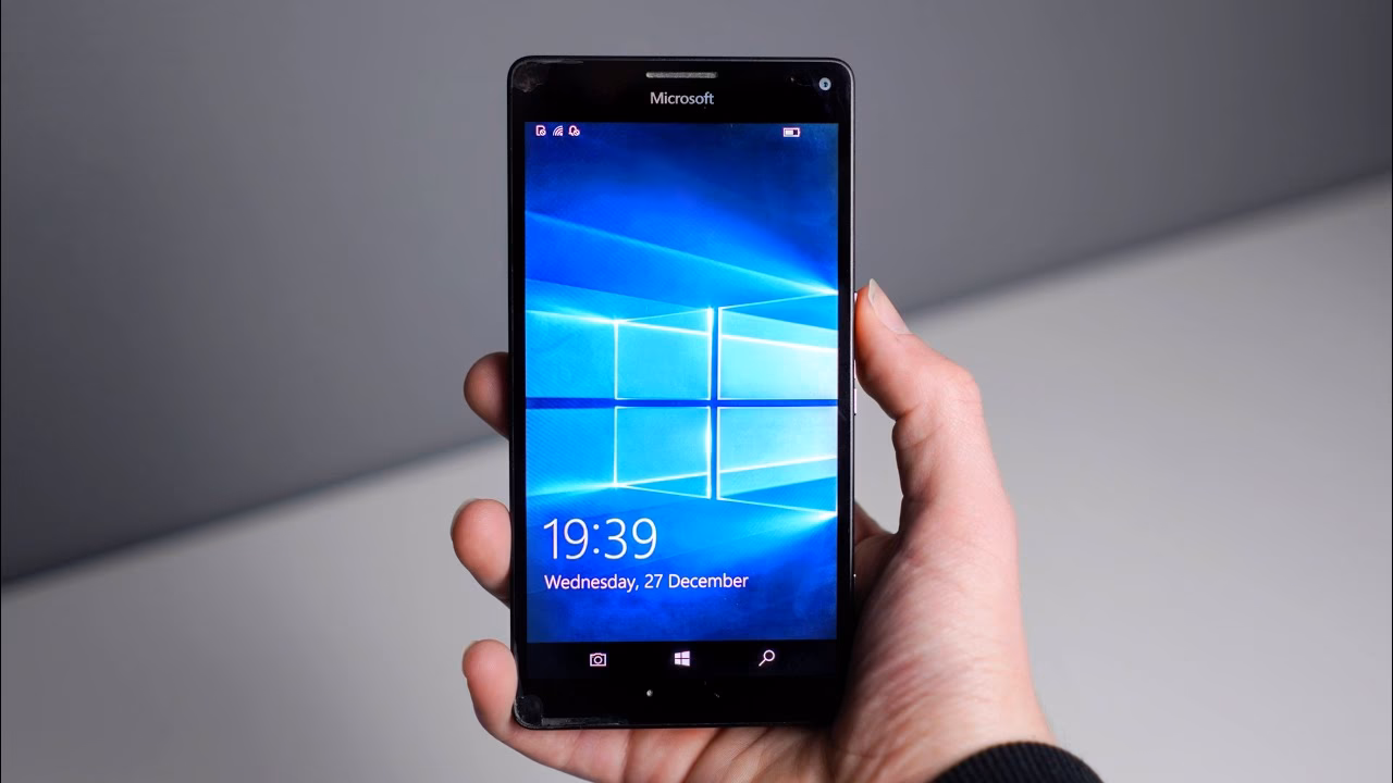 Is there a mobile device app in Windows 11 Pro?