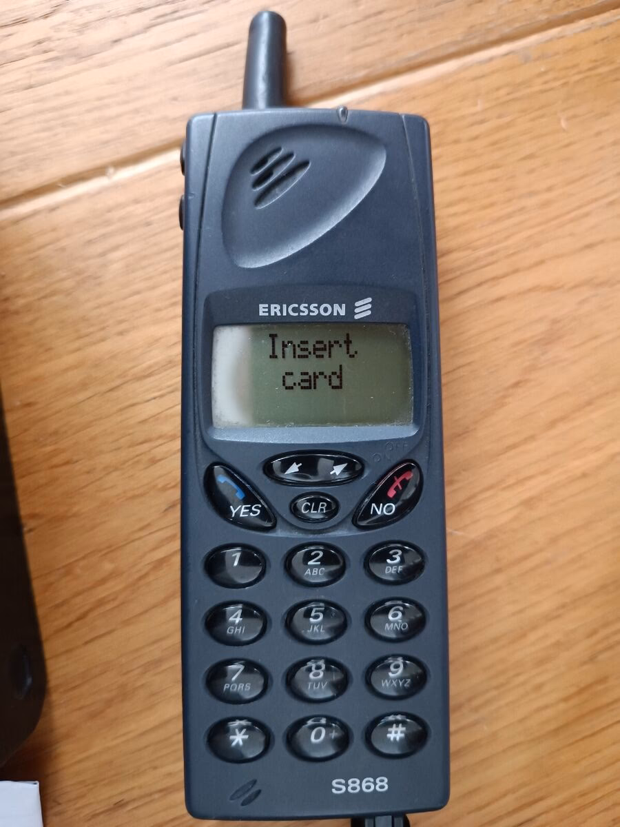 Why is Ericsson s 868 a dual band phone?