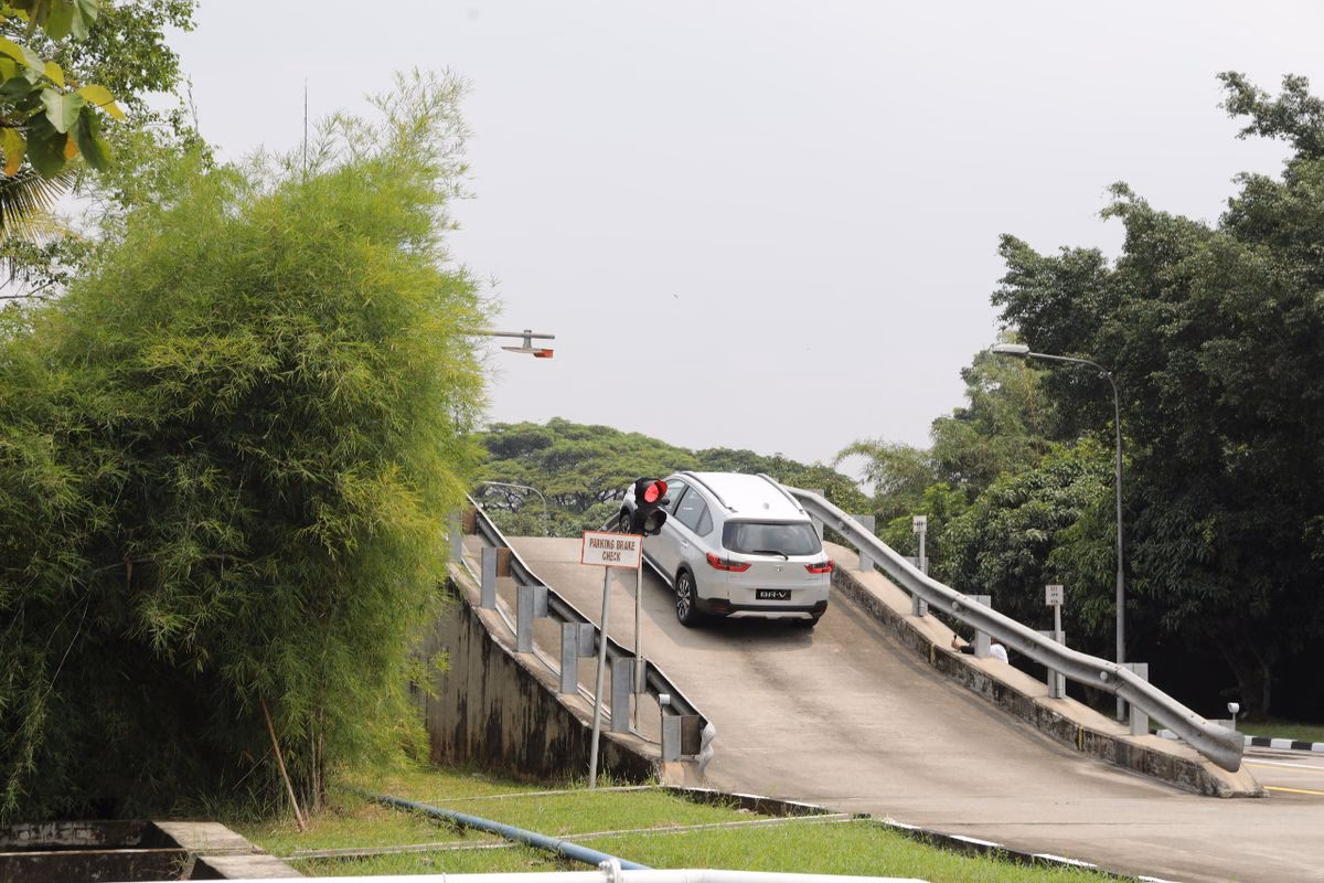 Apakah bisa mengemudi mobil manual di tanjakan?