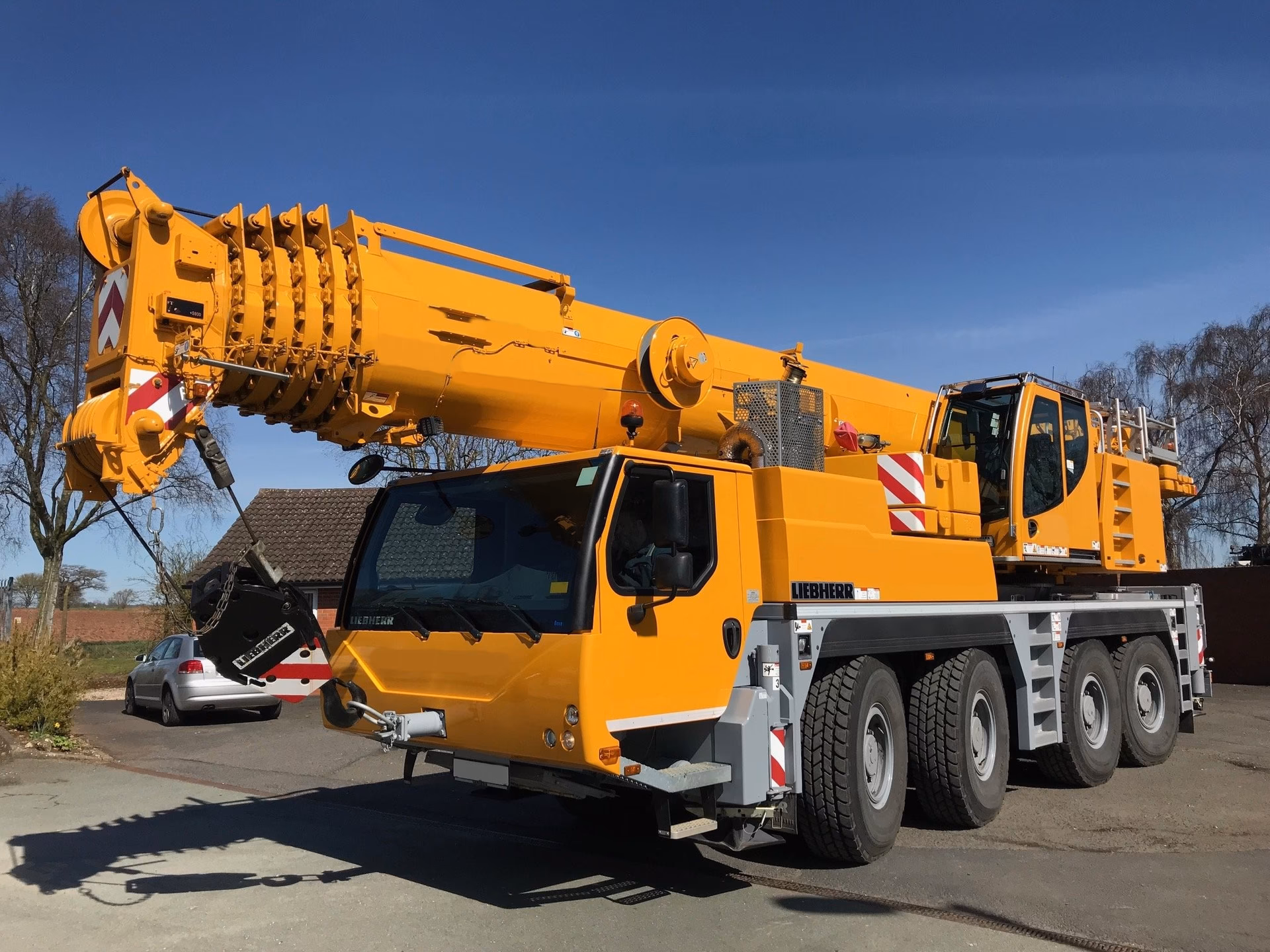 What is a mobile crane?