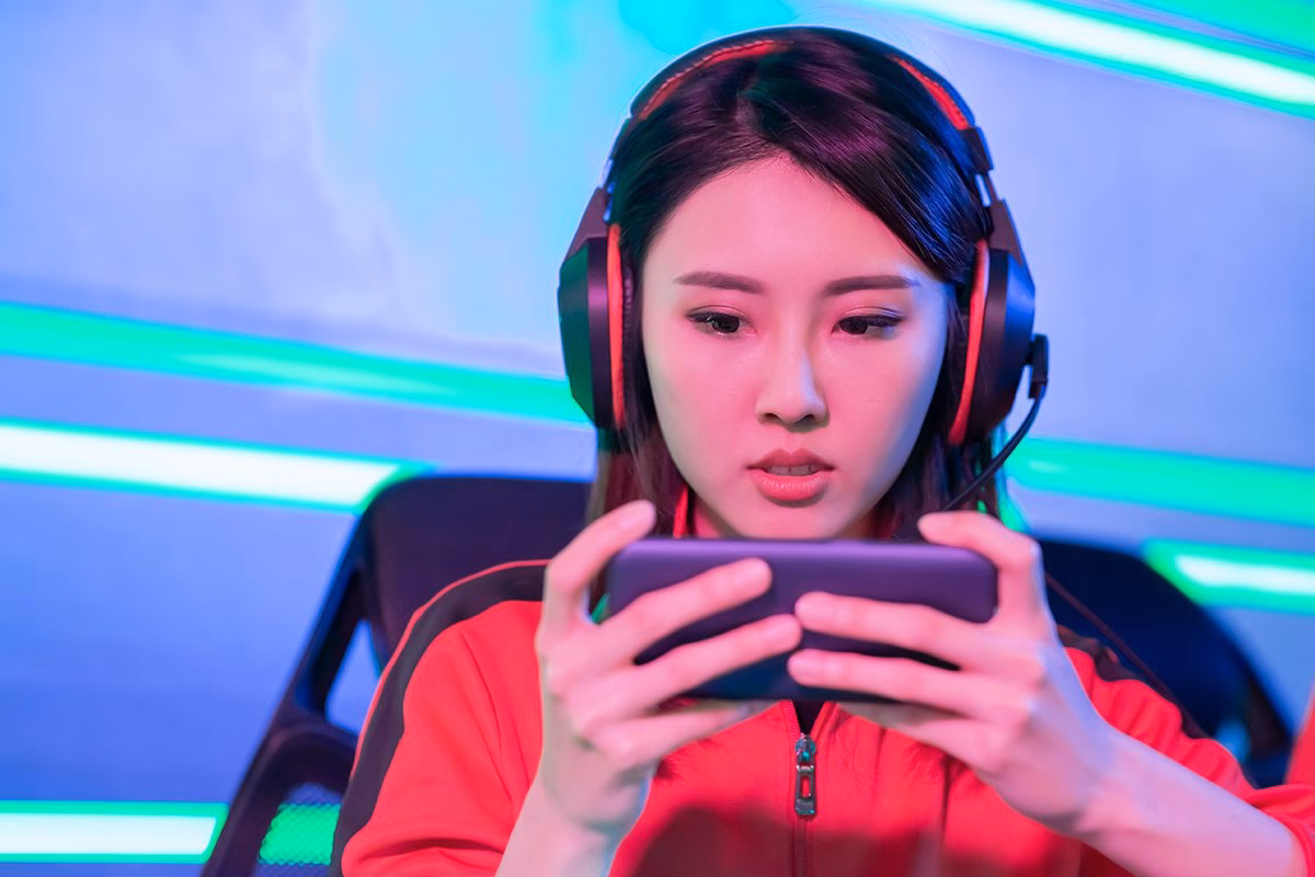 What is the most viewed game in mobile eSports?