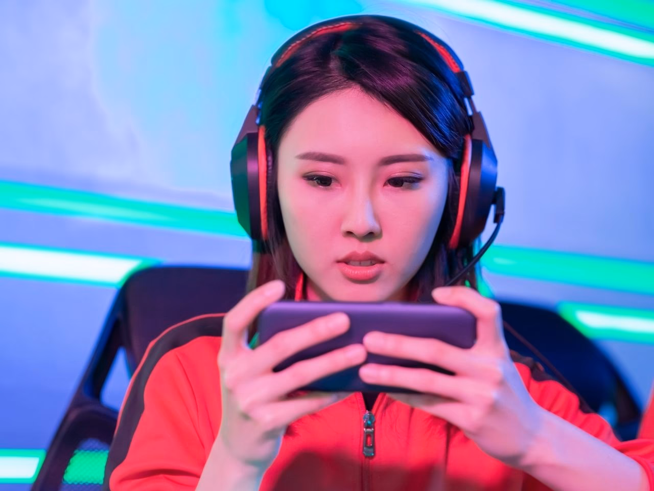 Who are the top mobile gaming influencers to follow on Instagram in 2025?