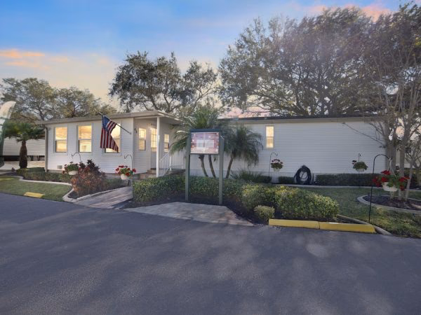 What are the benefits of living in a waterfront manufactured home?