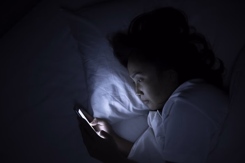 Do people use smartphones before falling asleep?