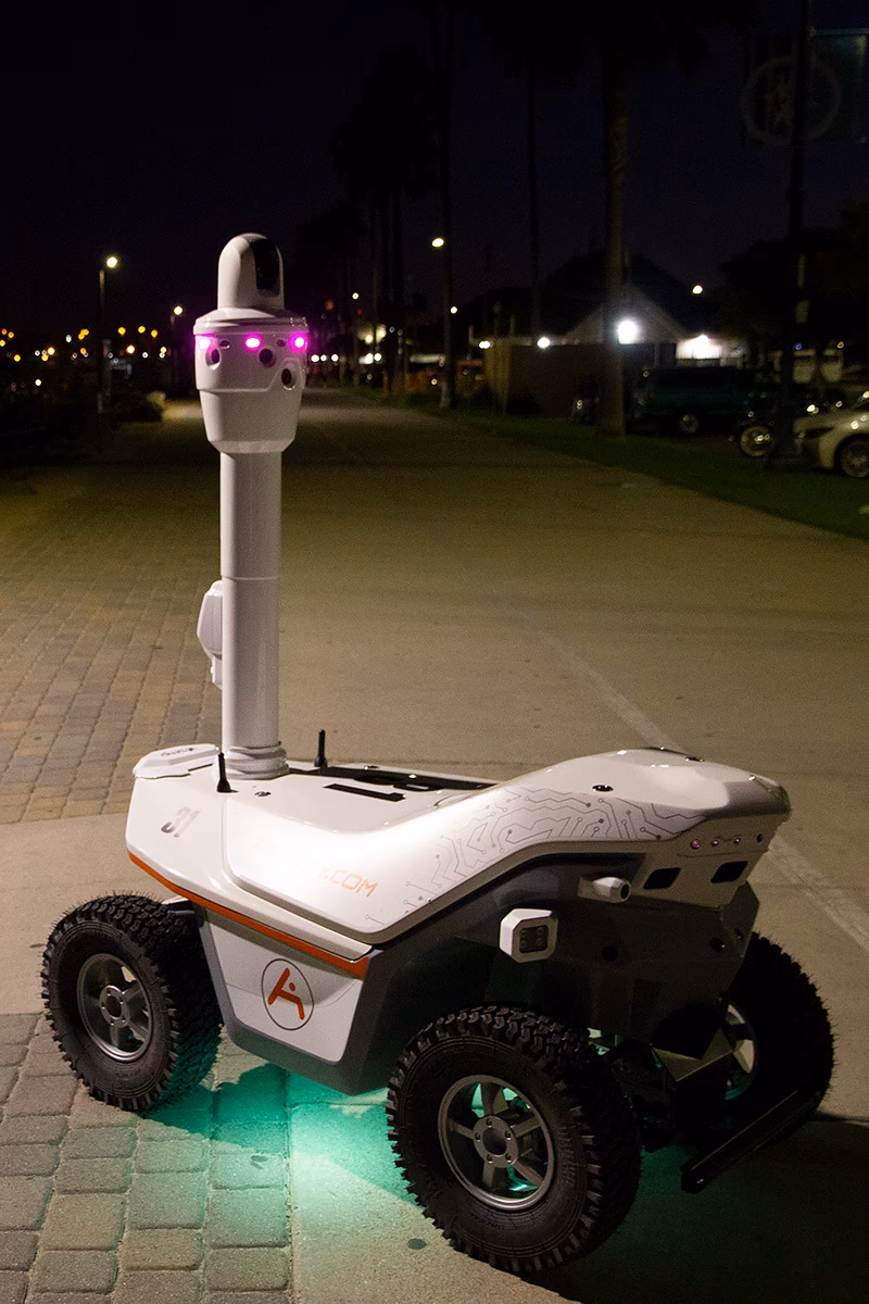 How a mobile robot can navigate a cluttered environment?