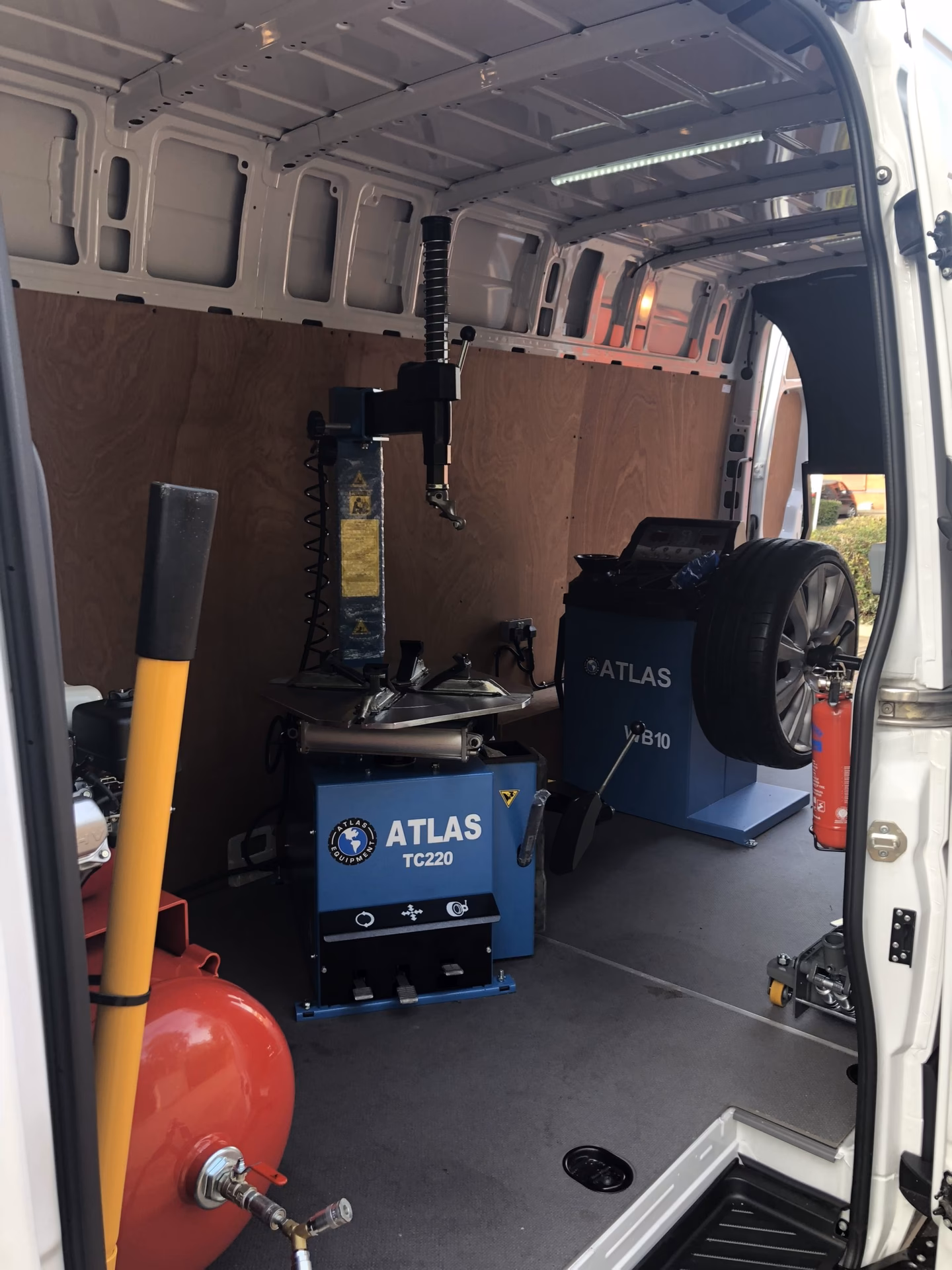 How do I book a mobile tyre fitting service?