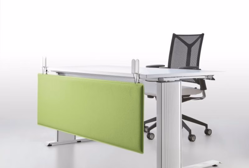 Wie können Schreibtische mit Sichtschutz ergänzt werden?