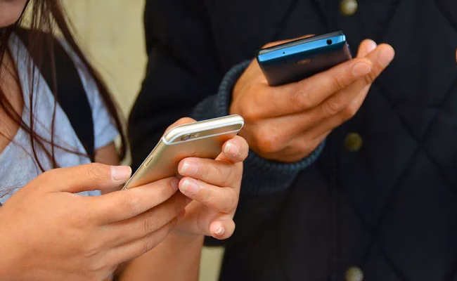 How many people use mobile internet?