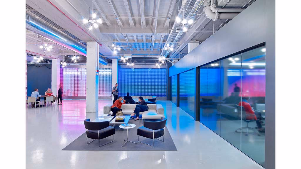 Who designed the new Chicago offices of Motorola Mobility?