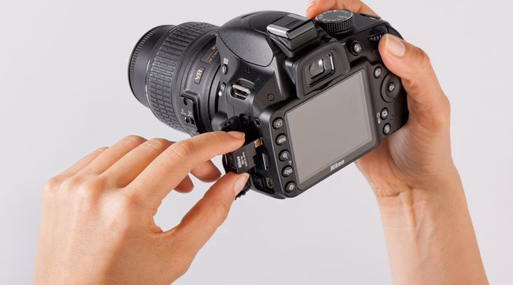 Does Nikon D3200 have a wireless mobile adapter?