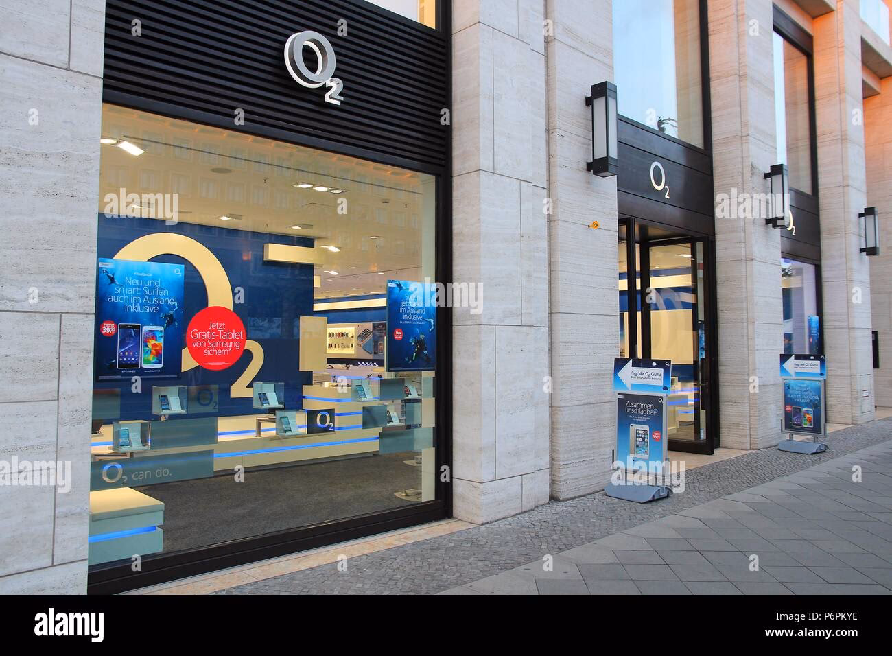 How many SIM card plans does O2 offer in Germany?