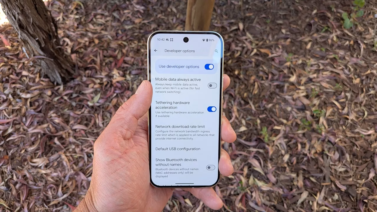 Is cellular data always active on LG V30+?