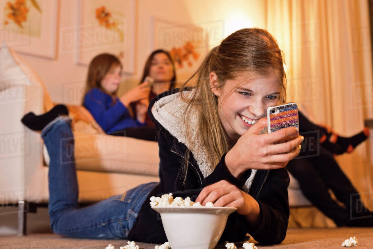 Can an egg or popcorn kernels be cooked using activated cell phones?