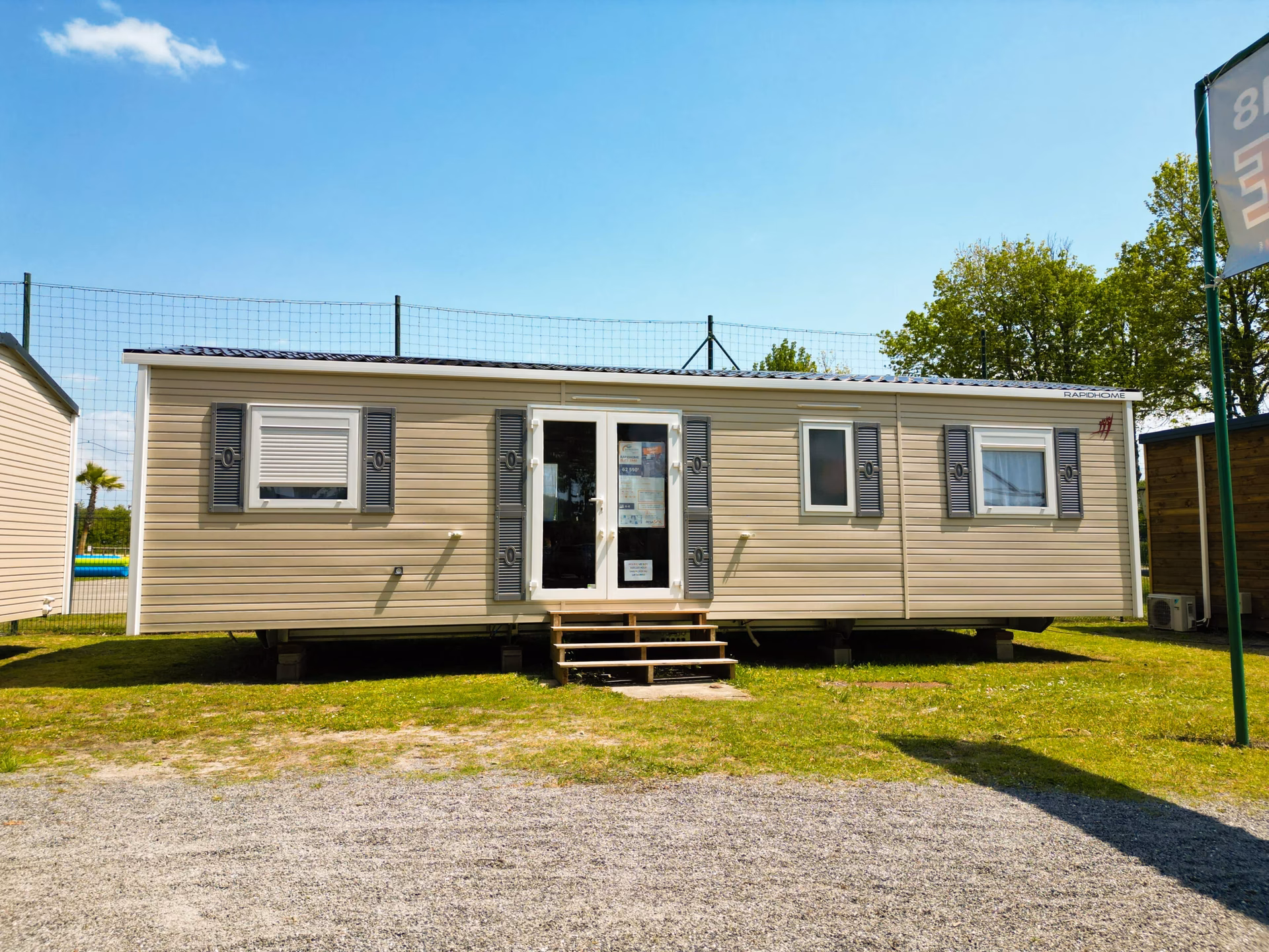Who makes a mobile home?