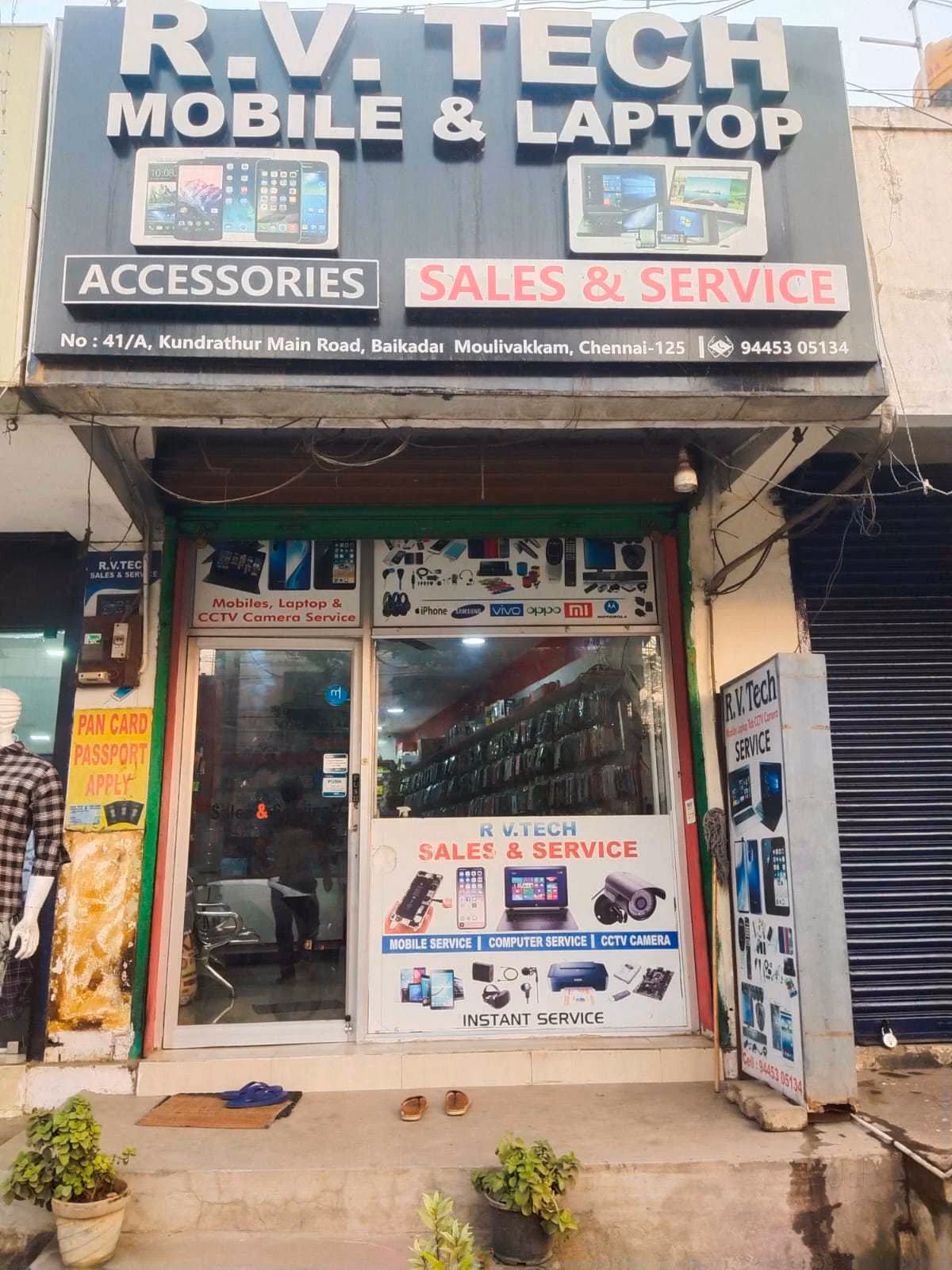 What does a mobile RV technician do?