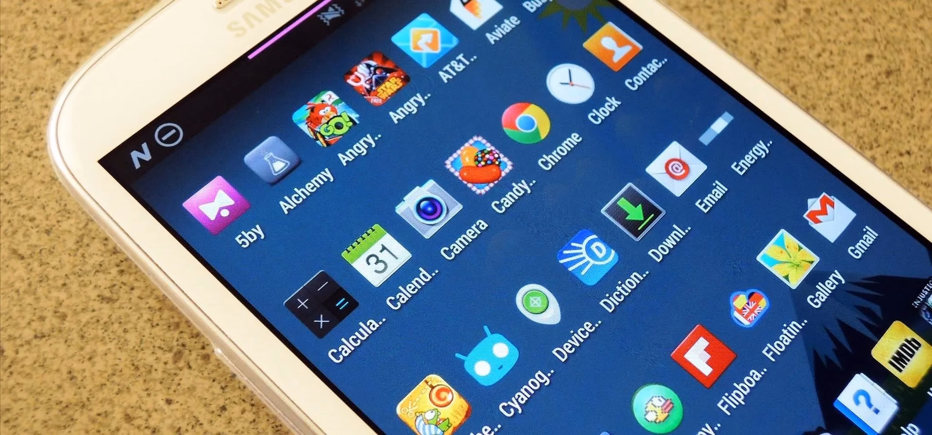 Can a mobile application communicate with Amazon S3?