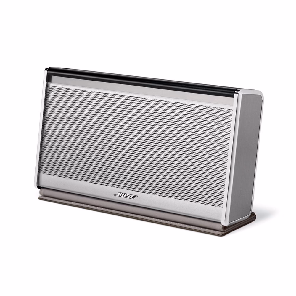 Does the SoundLink Bluetooth mobile II have a 'bi-fold' cover?