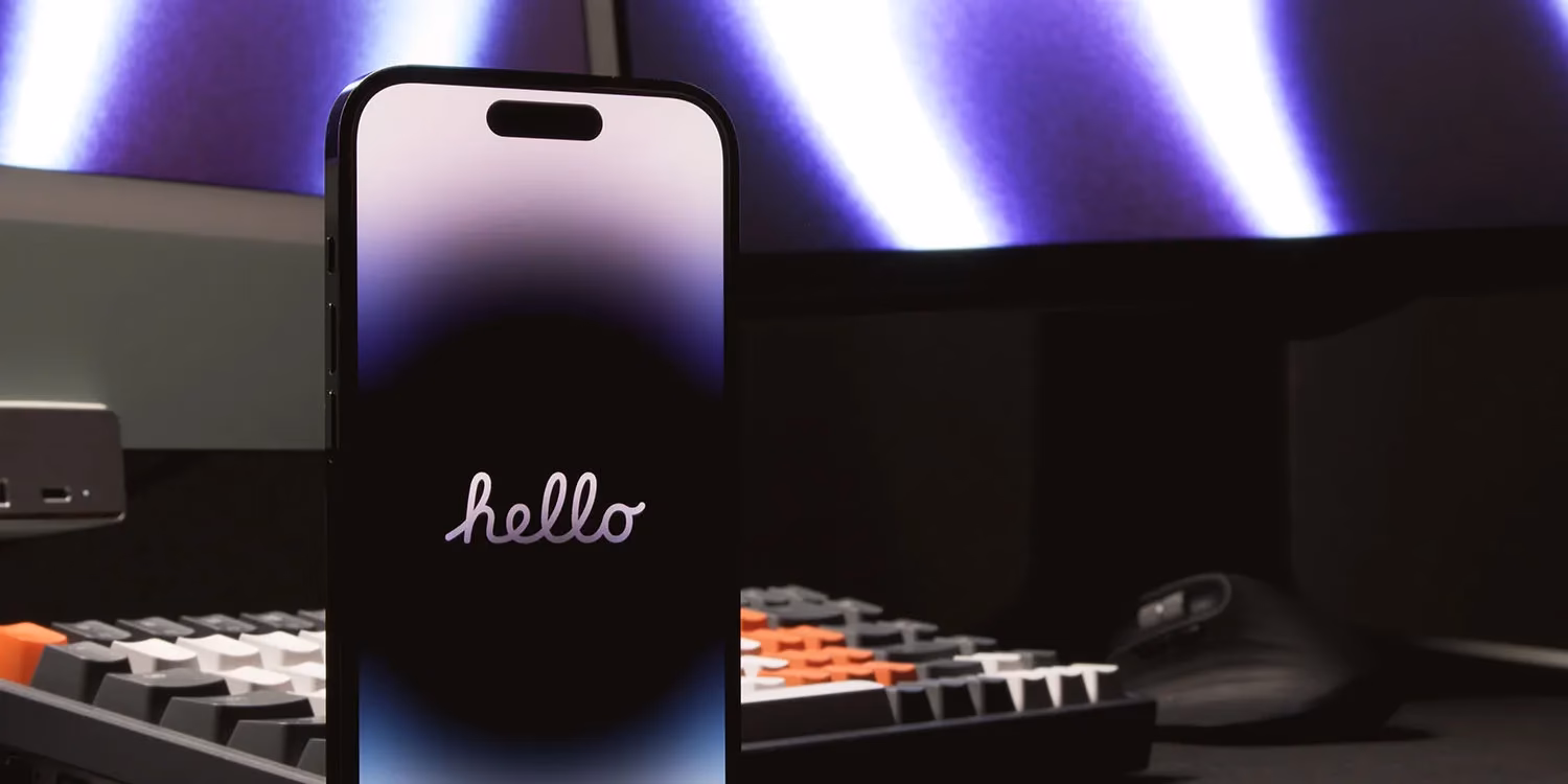 Does Apple manufacture its own display?