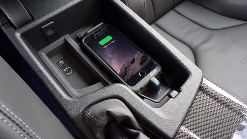 How to charge a mobile phone wirelessly?
