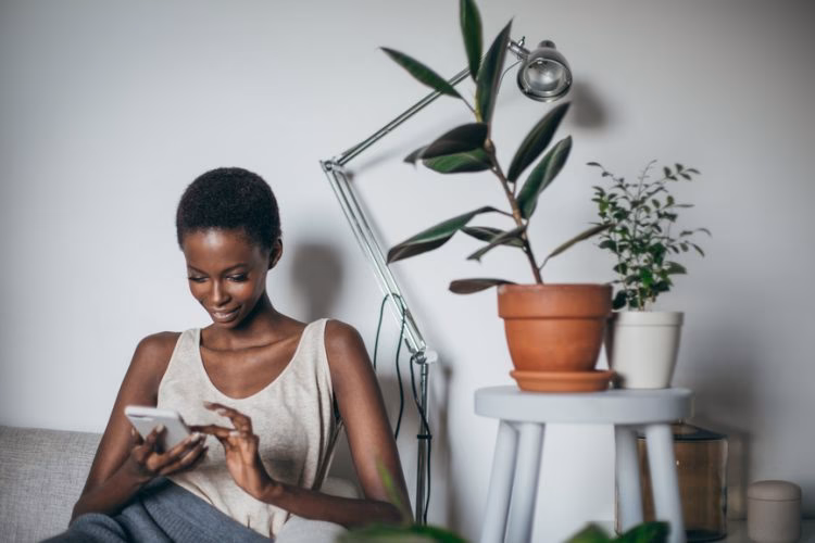Do women play mobile games better than men?