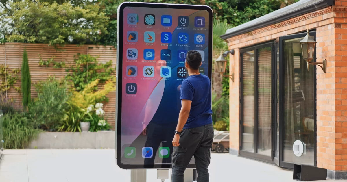 What is the height of the giant iPhone?